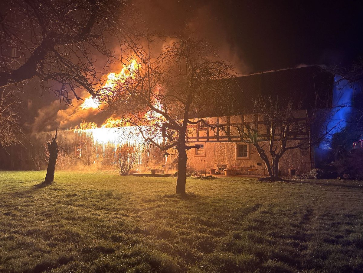 KapoSolothurn's tweet photo. #Zuchwil: Nebengebäude bei Landwirtschaftsbetrieb in Brand geraten – Brandstiftung steht im Vordergrund (Zeugenaufruf)       
https://t.co/qMkyqUxNBd https://t.co/AWfP5mywoR