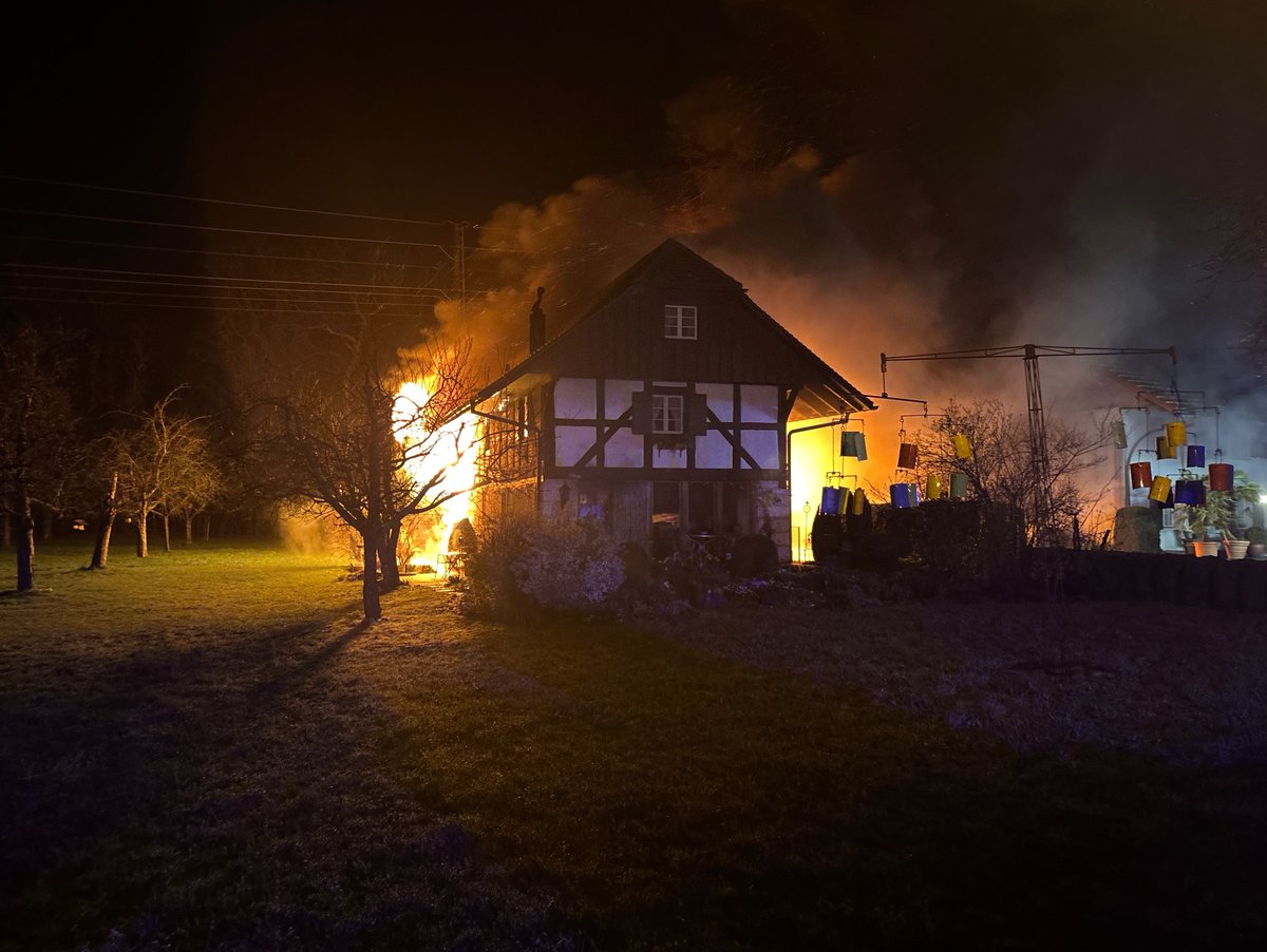 KapoSolothurn's tweet photo. #Zuchwil: Nebengebäude bei Landwirtschaftsbetrieb in Brand geraten – Brandstiftung steht im Vordergrund (Zeugenaufruf)       
https://t.co/qMkyqUxNBd https://t.co/AWfP5mywoR