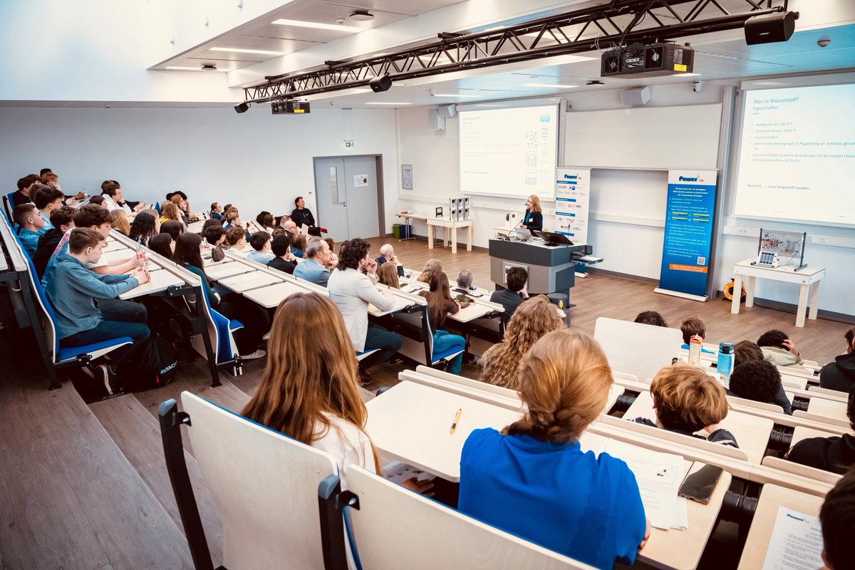 MarkoLitzinger's tweet photo. Eventmanagement ist manchmal Bühne und Technik.
Manchmal gibt es jungen Ideen eine Bühne.100 Schüler:innen präsentierten ihre Power Up MINT-Projekte zu Wasserstoff, Solar- und Windkraft.Bald im EXPERIMINTA ScienceCenter FrankfurtRheinMain. ⚡#provadis #MINT #Energiewende https://t.co/yhwcaCEi5x