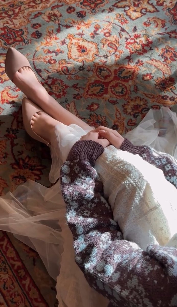 이 각도가 너무 취향✨
슬링백 느낌과 레이스랑 가디건이랑 모든게 다 아름다워🌸