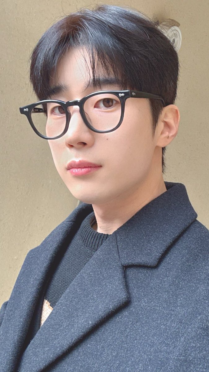 넘 예쁜 브라운아이즈
일케 이쁘게하구서..
'가볍게 풋살한번 하러 ㅎ..' 간대ㅎㅎㅎ

#한승우