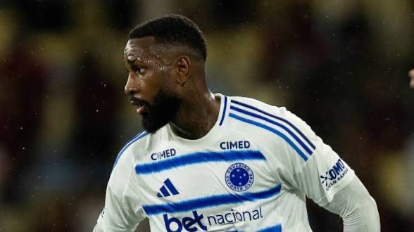 O Gerson tem, talvez, uma das piores gestões de carreira que já vi no futebol recente. Sinceramente, é difícil entender como alguém pode considerar uma boa decisão ir para a Rússia em meio a um cenário mundial tão instável, faltando poucos meses para uma Copa do Mundo.

Estamos
