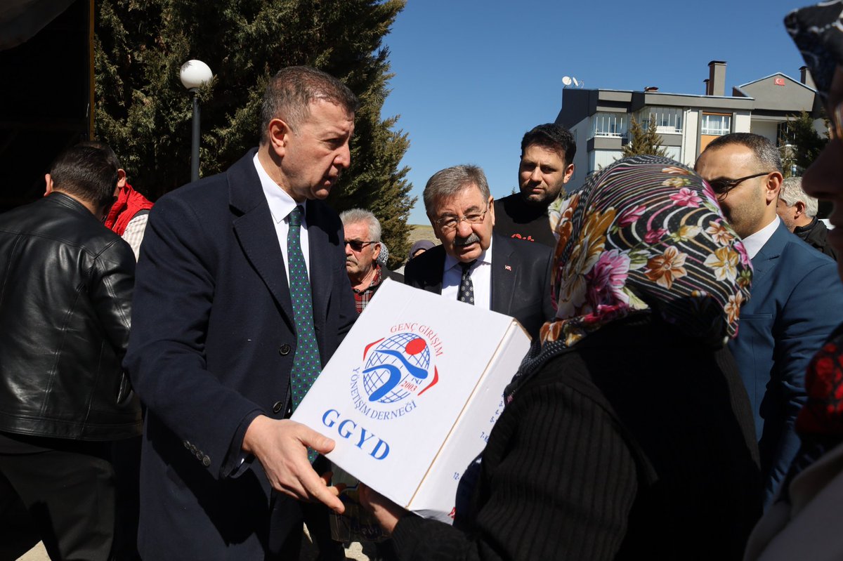ggydankara2003's tweet photo. Ramazan ayının dayanışma ruhunu Gölbaşı’nda paylaşmaya devam ettik.
Genel Başkanımız M. Nezih Allıoğlu, Gölbaşı Belediye Başkanı Yakup Odabaşı, yönetim kurulu üyelerimiz ve kıymetli üyelerimizin katılımıyla; yardımlaşmanın huzurunu hanelere taşıdık. 

Hazırladığımız Ramazan kolilerini ailelerimize ulaştırırken, Gölbaşı Belediyesi’nin paylaşım noktası aracılığıyla da sofraların bereketine ortak olduk.

🧸 En büyük motivasyonumuz ise çocukların yüzündeki o masum tebessüm oldu. Minik kalplerin Ramazan sevincini, onlara armağan ettiğimiz oyuncaklarla pekiştirdik; bayram neşesini erkenden paylaştık.

✨ GGYD ailesi olarak şuna yürekten inanıyoruz: Bizim paylaştığımız sadece bir paket değil; kardeşliğimiz, birliğimiz ve aydınlık yarınlara olan inancımızdır.

Dayanışmanın gücüyle, birlik ve beraberlik içinde hep daha ileri!

#GGYDHepİleri

@nezihallioglu