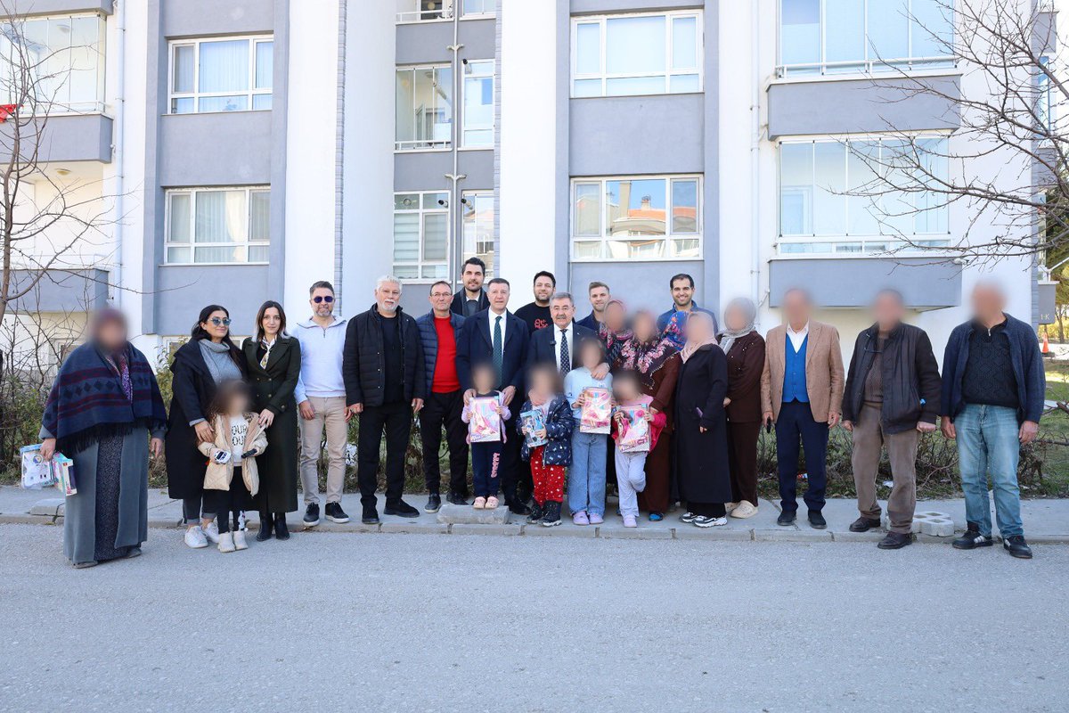 ggydankara2003's tweet photo. Ramazan ayının dayanışma ruhunu Gölbaşı’nda paylaşmaya devam ettik.
Genel Başkanımız M. Nezih Allıoğlu, Gölbaşı Belediye Başkanı Yakup Odabaşı, yönetim kurulu üyelerimiz ve kıymetli üyelerimizin katılımıyla; yardımlaşmanın huzurunu hanelere taşıdık. 

Hazırladığımız Ramazan kolilerini ailelerimize ulaştırırken, Gölbaşı Belediyesi’nin paylaşım noktası aracılığıyla da sofraların bereketine ortak olduk.

🧸 En büyük motivasyonumuz ise çocukların yüzündeki o masum tebessüm oldu. Minik kalplerin Ramazan sevincini, onlara armağan ettiğimiz oyuncaklarla pekiştirdik; bayram neşesini erkenden paylaştık.

✨ GGYD ailesi olarak şuna yürekten inanıyoruz: Bizim paylaştığımız sadece bir paket değil; kardeşliğimiz, birliğimiz ve aydınlık yarınlara olan inancımızdır.

Dayanışmanın gücüyle, birlik ve beraberlik içinde hep daha ileri!

#GGYDHepİleri

@nezihallioglu