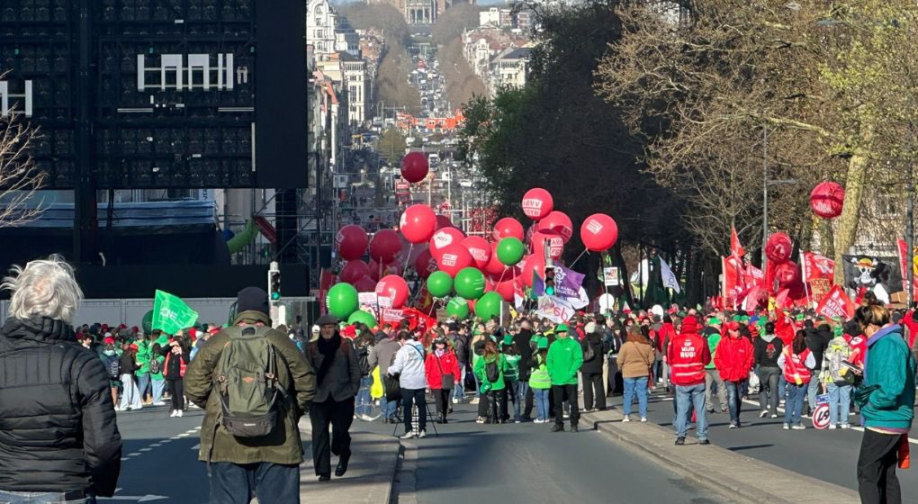 michelhenrion's tweet photo. #12mars/ "L'indexation des salaires n'est pas un détail, c'est la vraie vie, ce n'est pas un détail, une ligne sur un tableau. C'est la vraie vie", a scandé jeudi matin devant des dizaines de milliers de manifestants le président de la FGTB Bert Engelaar. "Les prix montent sans cesse, le salaire ne suit pas tout seul. Toucher à l'indexation c'est toucher à la dignité", a-t-il rappelé avant le départ de la manifestation nationale qui se tient à Bruxelles. Le président du syndicat , depuis le départ de Thierry Bodson qui était bien présent parmi les manifestants, a vivement critiqué le gouvernement "qui s'en prend toujours à ceux qui tiennent ce pays debout : les travailleurs".
Parmi les mesures "inacceptables" de l'exécutif, M. Engelaar a également dénoncé la réforme des pensions. "Une pension juste n'est pas un cadeau, c'est un droit", a-t-il affirmé. "Une société digne protège les pensions et respecte ses anciens." (via @BX1Officiel )