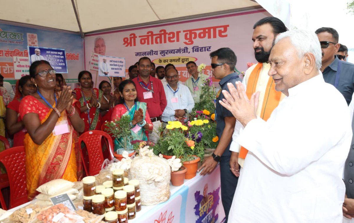 brlps_jeevika's tweet photo. आज दिनांक 12 मार्च 2026, गुरुवार को समृद्धि यात्रा के दौरान माननीय मुख्यमंत्री श्री @NitishKumar ने पूर्णिया एवं कटिहार जिले का निरीक्षण किया। इस दौरान उन्होंने विभिन्न विकासात्मक गतिविधियों का जायजा लिया।
निरीक्षण के क्रम में माननीय मुख्यमंत्री जी ने जीविका दीदियों द्वारा लगाए गए स्टॉलों का अवलोकन किया तथा दीदियों से संवाद कर उनके कार्यों की सराहना की।
इसी क्रम में कटिहार जिले में जीविका दीदी सिलाई घर का उद्घाटन भी माननीय मुख्यमंत्री जी के कर-कमलों द्वारा किया गया। यह पहल महिलाओं को आत्मनिर्भर बनाने और स्थानीय स्तर पर रोजगार के अवसर सृजित करने की दिशा में एक महत्वपूर्ण कदम है।
.
.
#NitishKumar
#jeevika
#SamriddhiYatra2026
#JanSamvad #समृद्धि_यात्रा
#DevelopedBihar #Araria
#BiharProgress #katihar
#BiharDevelopment #purnea
#RuralEmpowerment
#WomenEmpowerment
@MoRD_GoI @BiharRDD 
@dmpurnea @DM_Katihar