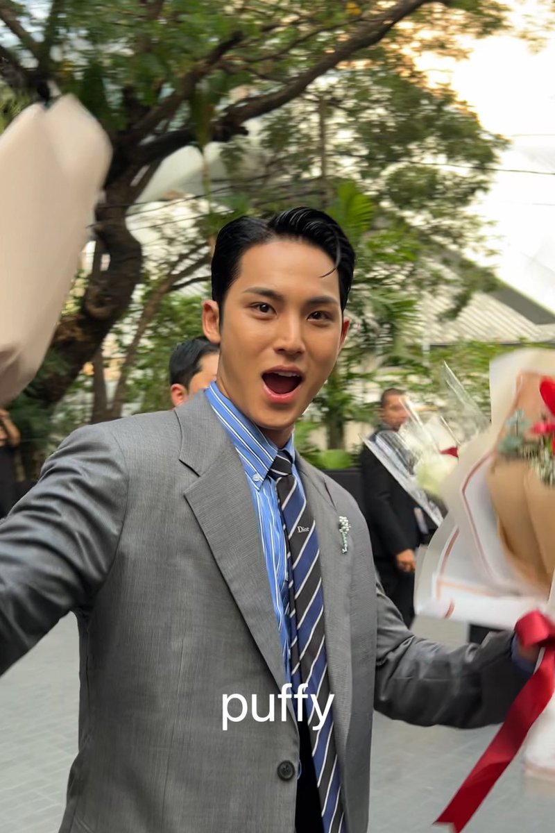 มีเด่กมาอวดดอกไม้ตรงหน้าจั้นนนน 😚🖤
#민규 #mingyu

DIOR PRINCE MINGYU IN BANGKOK
#MINGYUxDiorSS26 #DiorSS26
@dior <a href="/pledis_17/">세븐틴(SEVENTEEN)</a>