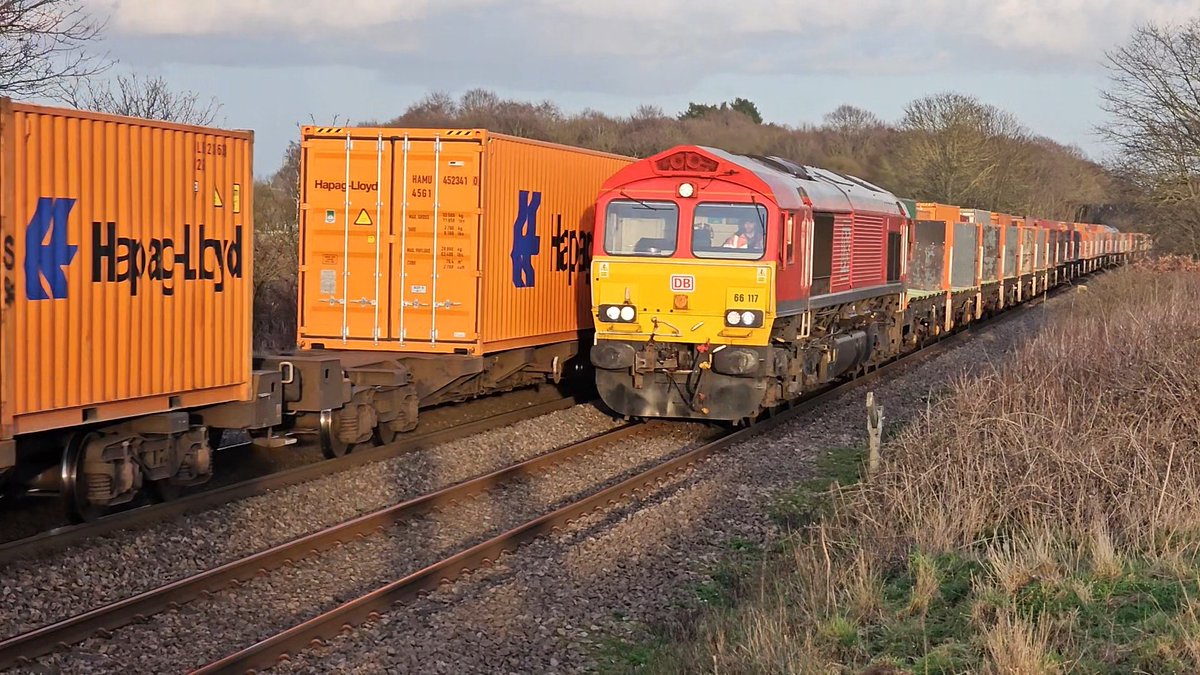 Harrod15S's tweet image. #Shedtastic crossover at #Hayfields nr #Doncaster this afternoon #GBRF 66773 with a full container rake &amp;amp; DB 66117 with an empty Heck Plasma. Grest Tones too by the DB driver  🎶🎶🎶 #class66 #trains #sheds