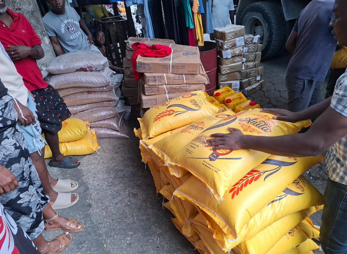 BasenVerite's tweet image. La distribution des #repas dans les #restaurants #communautaires destinés aux Personnes Déplacées Internes (#PDI) continue dans plusieurs sites de la zone #métropolitaine de #Port-au-Prince, notamment à #Delmas et à #Bourdon. Les équipes techniques ont réactivé les cuisines