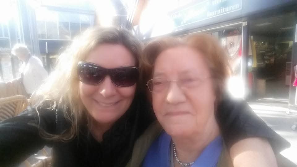 AnitaPeeters's tweet photo. 't lijkt zolang geleden jij en ik wij samen. Nu de zon schijnt zou ik zo graag met jou gaan wandelen lekker Genieten winkelen kletsen snoepen! Jij wordt zo gemist hier. In gedachten en in mijn ♡ ben je er altijd bij #loveya #missya #missus #tothemoonandbeyond #jijenik #wijsamen https://t.co/0cVwNEQbtn