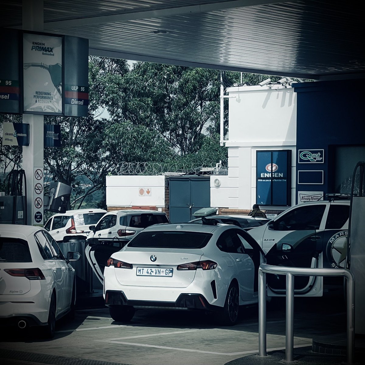 DasenThathiah's tweet photo. F1: How the suspects arrived.

F2: How they departed.

📍 Westville, Durban. https://t.co/Nz0IF2Idkt