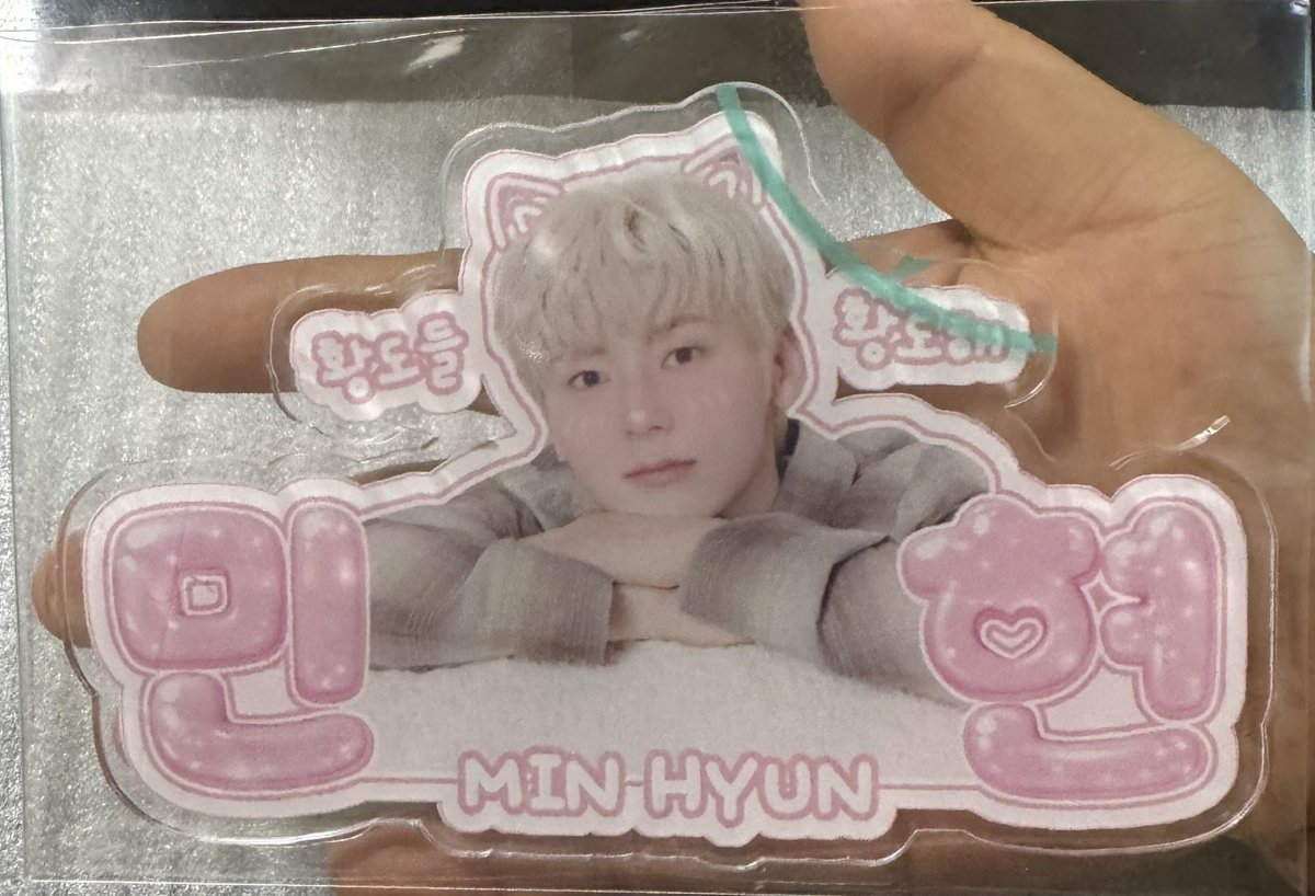 실제 크기에여..🧡 
제 손도 좀 큰 편인데 네임보드처럼 만들고 싶다는 생각에 좀 크게 만들었더니 크기가..ㅎㅎ

뒷면에 끈이나 리본을 달아서 응원봉에 달아도 이쁘고 귀여울것같아여!!🧡