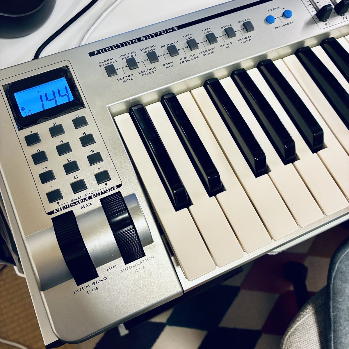 yaz_sensual's tweet photo. M-AUDIO Keystation 49(not mk3)
あかん、ホイールやツマミが加水分解で死んでるw
もっと古い先述のevolutionの方が
感じが良いw
処分対象かなコレw
皆さん加水分解どうしてますか?
#MIDIkeyboard #DAW https://t.co/U4bj4PMUIt
