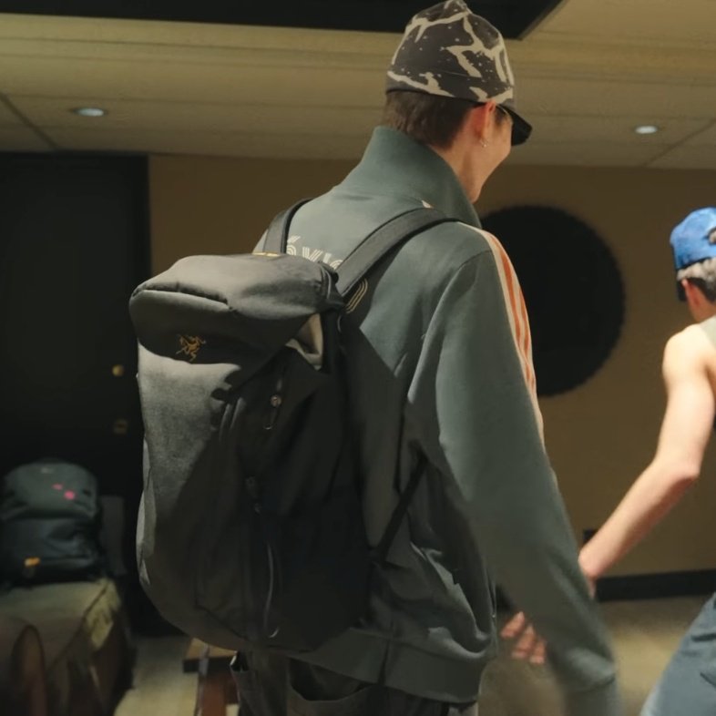 marblxom's tweet photo. same bag 🥹 https://t.co/UCIUEkfNcv