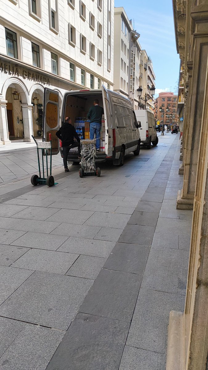LaNocheenBlanc1's tweet photo. Mira que hay zonas habilitadas para carga y descarga y están vacías. Y descargan donde está prohibido.@ACastillaGR @PoliciaGr @antoniofyp @aytogr @SosGranada @1JorgeSaavedra @jacobocalvo @RaquelRuz1 https://t.co/ckU5u93N2Y
