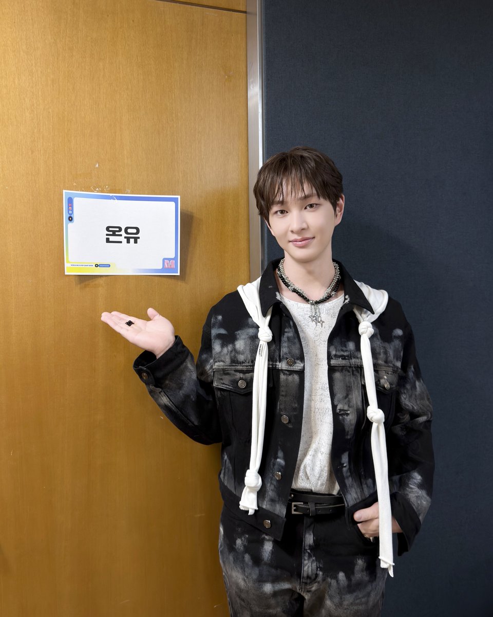 ONEW_GRIFFIN's tweet photo. 찡구들 응원에 터프럽 첫 음방 완료🩷💚
오늘 비주얼 포텐셜 터짐 🥰

#온유 #ONEW
#ONEW_TOUGH_LOVE #TOUGH_LOVE #터프러브 https://t.co/zEwhv7R2DK