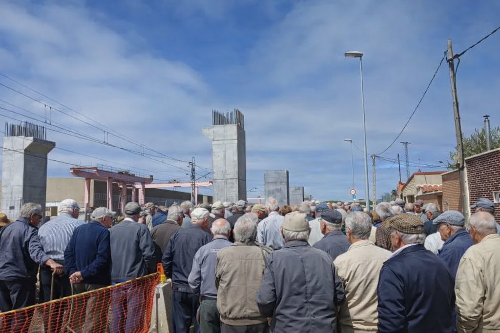 El colectivo de jubilados en #Palencia se muestra favorable a la continuidad de las obras de ADIF.

… Las mañanas de este invierno han sido muy llevaderas , ojalá se vuelva a levantar la calle Mayor cada seis meses, como hace años …