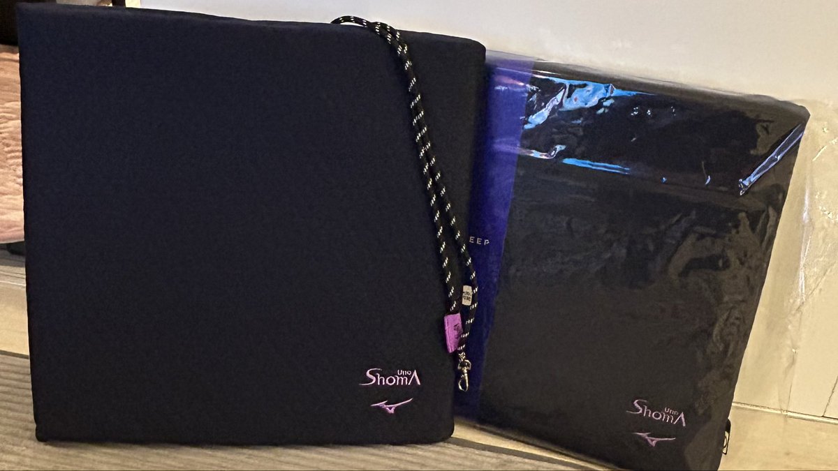 Calacola12's tweet photo. ミズノさんからお届けものが！
毎度すっかり忘れた頃にサプライズ発送ありがと〜ございます
自分で購入したのに
プレゼントをいただく楽しい気分になっております☺️
よく見たら3月下旬発送とあるではないですか！
早めの到着嬉しい😆

宇野昌磨✖️ミズノ
リフルクッション
在宅勤務に嬉しいお品です https://t.co/hxe5TmaXVV