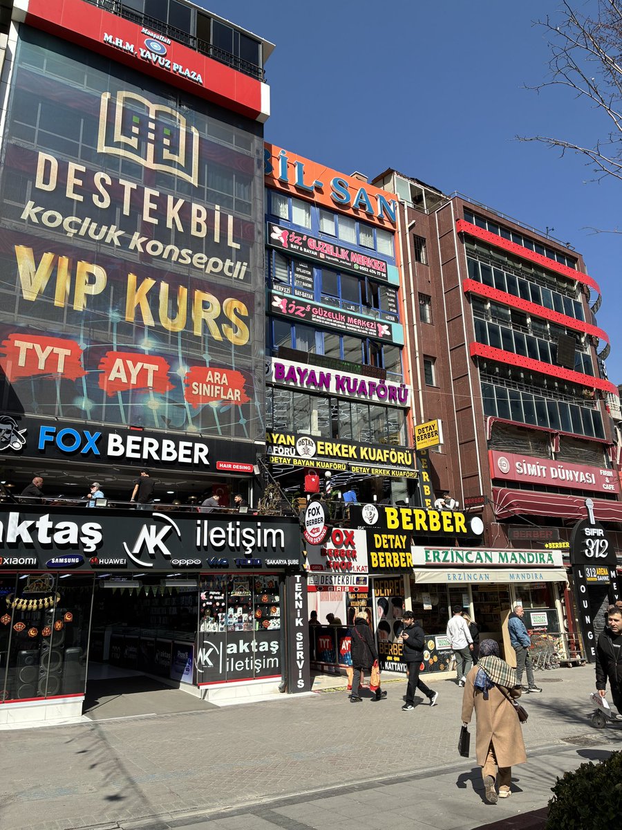 Böyle bir tabela kirliliği olamaz ya. Kırık cam teorisi gibi bu kirlilik hayatın diğer alanlarına da sirayet ediyor. İnsan kirliliğe düzensizliğe alışıyor. Bunu gören bir insan yaya geçidinde de durmaz. Restoranda hijyene de dikkat etmez. Alakayı sormayın.