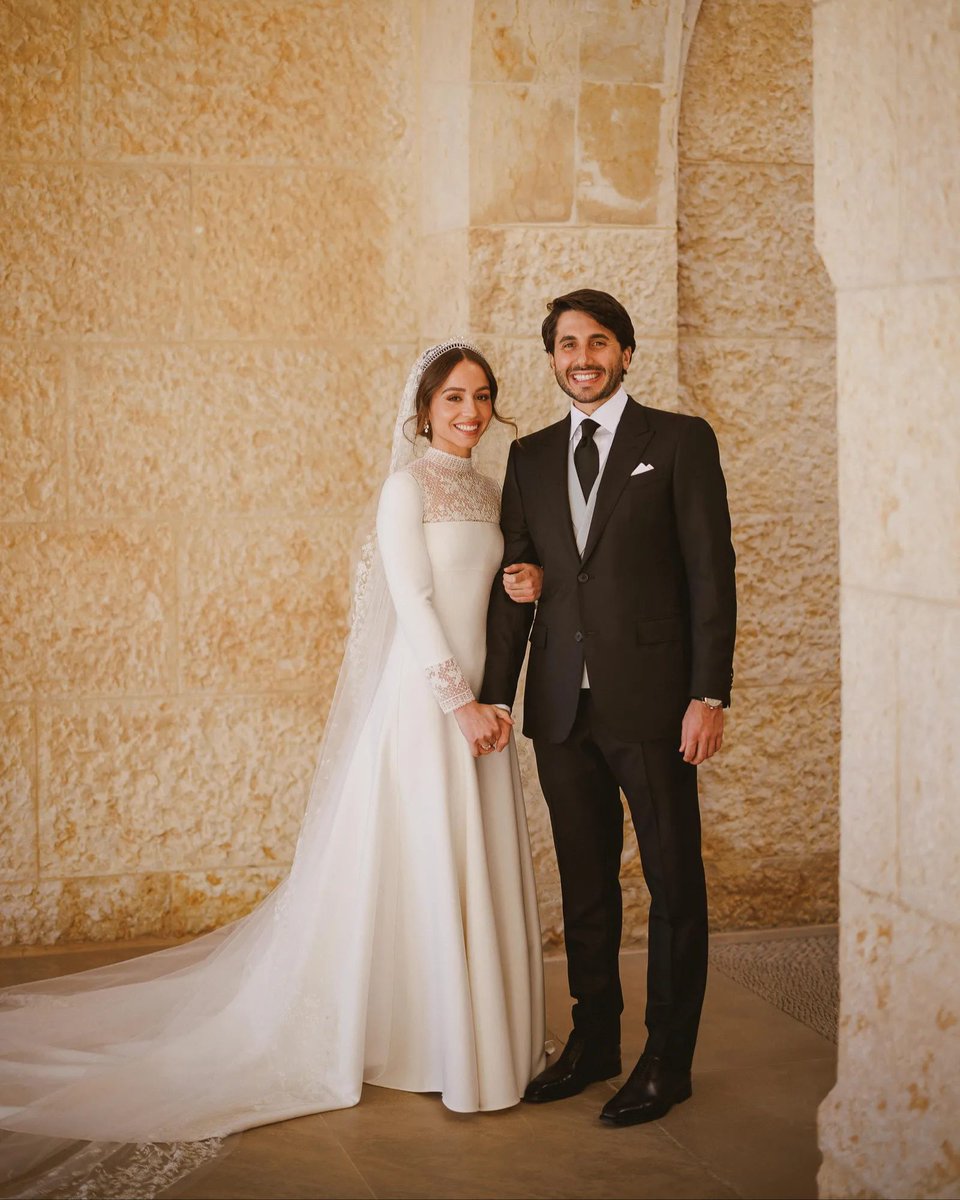 Tatlermagazine's tweet image. Inside Princess Iman of Jordan and Jameel Thermiotis' #royalwedding: the bride dazzled in a Dior and a Chaumet tiara for the elegant palace ceremony
tatlermagazine.visitlink.me/ZYwstU