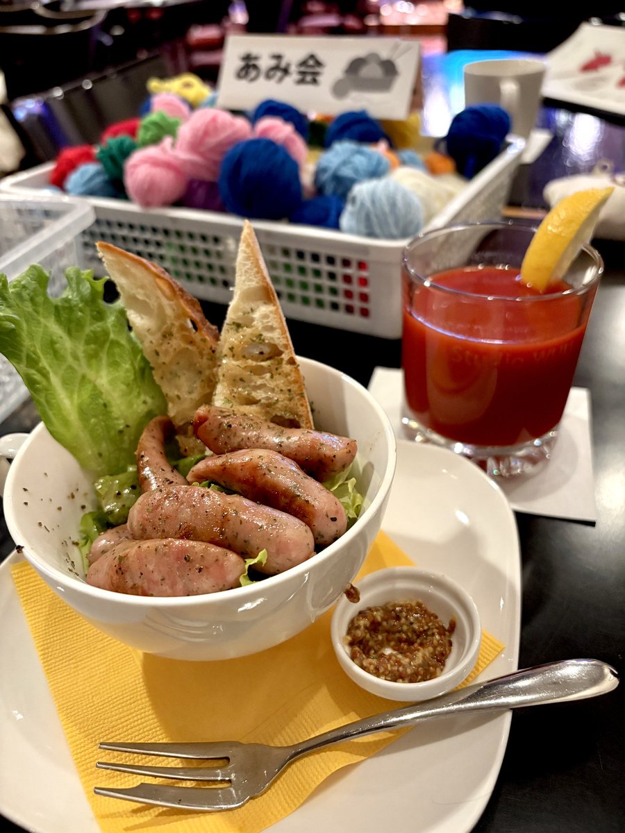 michi42moto's tweet photo. #WUUジャズ編み会 なう!
今日はのんびりモード
小さいモチーフを量産します
#StudioWUU さんの恒例イベント
『#カジュアルジャズセッション』
今日も盛り上がっています
トマトジュースと
ハーブソーセージうまー!!
編むぜ編むぜ! https://t.co/N7ULC5ie4i
