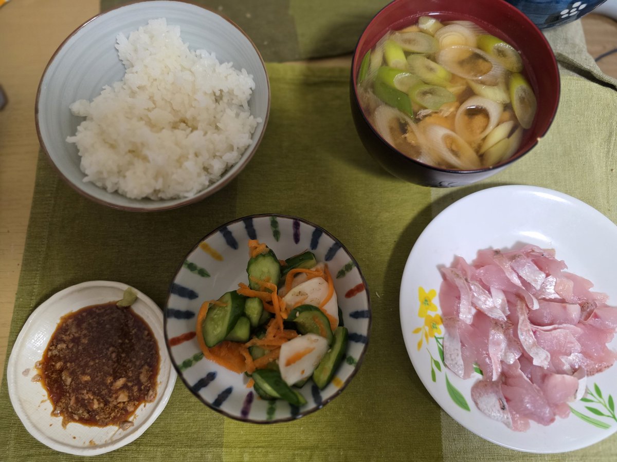 diced_steak's tweet photo. 今日は持ち帰ったノドグロを捌いて刺身とあら汁にしました。
2尾1000円でお買い得でしたが、美味しかったです。 https://t.co/ZSbaM4oZfr