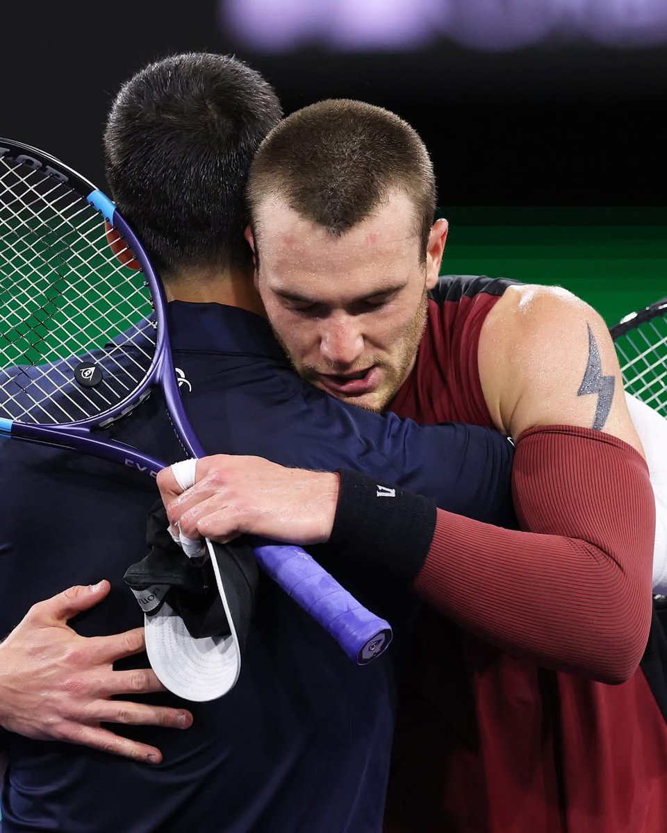 At first glance, these photos might convince you that Novak is the victor and Draper the one who fell short 🥴Djokovic is the most gracious loser in all of sports 👍🏻