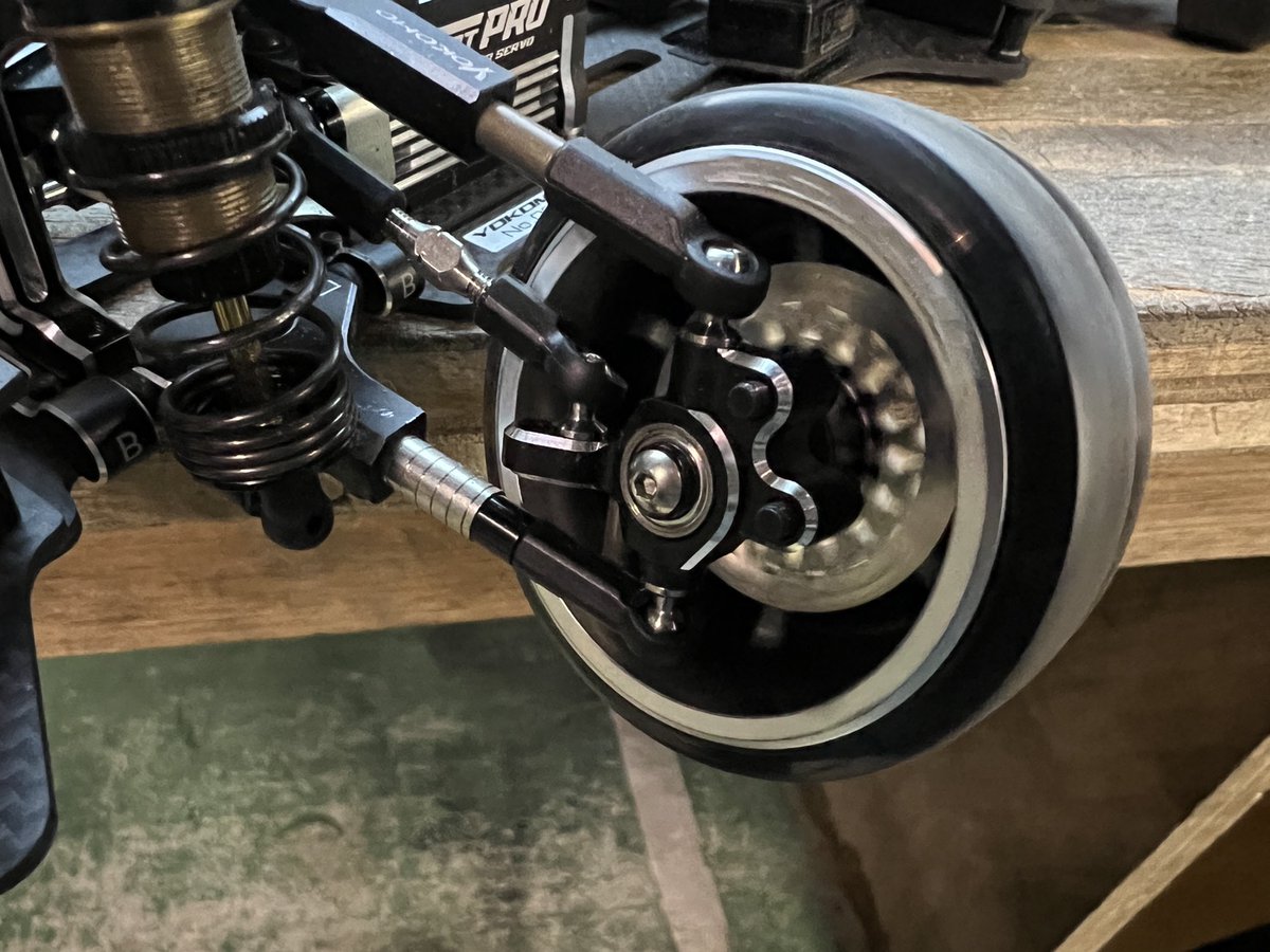 【RC】ギガルーブ２超低粘度を他の当店スタッフにもテストしてもらいました。（ドリフトでの走行）
走りがとてもすムーズになり、速度も向上したとのことです！！
やはりスゴイですね！このオイルは！
オススメですよ！！