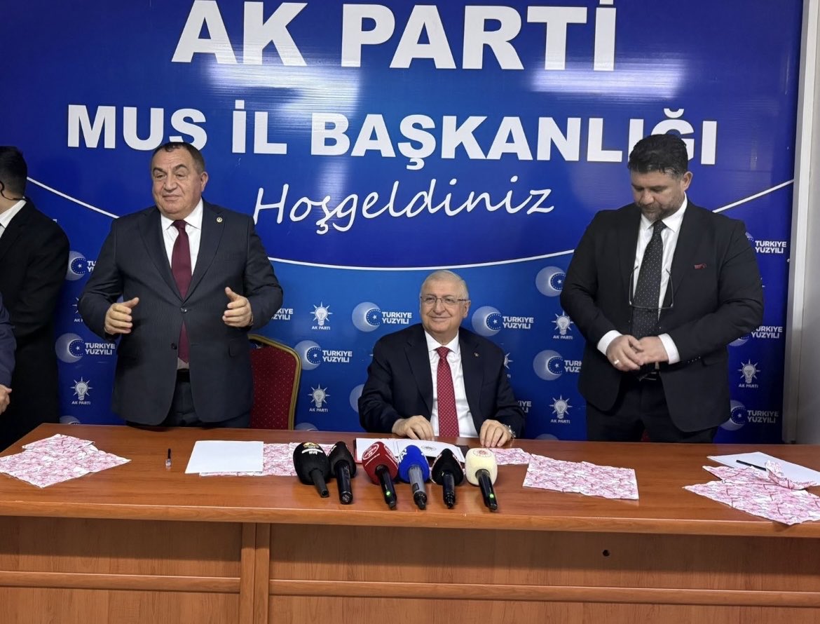 merkez_ilce49's tweet photo. Bir dizi ziyaret ve programa katılmak üzere ilimize teşrif eden Savunma Bakanımız Sayın Yaşar Güler ve Milletvekilimiz Sn.@eminsimsekmus Merkez  İlçe Başkanlığımızı da ziyaret ettiler. Nazik ziyaretleri için kendilerine çok teşekkür ederiz. 

@eminsimsekmus ,@MelikEmre1 ,@AvErdalSenturk ,@Tugbaboydak_49 ,@seyitmsen