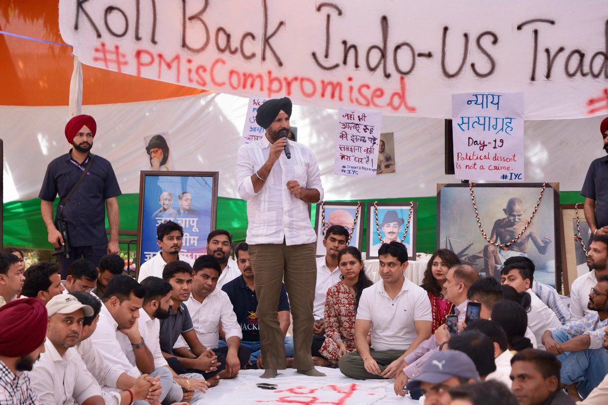 IYC's tweet photo. आज युवा कांग्रेस मुख्यालय में Compromised प्रधानमंत्री और किसान और देश विरोधी ट्रेड डील के खिलाफ चल रहे #NyayStayagrah में सांसद एवं पंजाब कांग्रेस अध्यक्ष श्री @RajaBrar_INC जी ने युवा साथियों से संवाद किया।

किसान और देश विरोधी ट्रेड डील रद्द कराने तक युवा कांग्रेस का ये संघर्ष रुकेगा नहीं...✊🏻💯

📍IYC मुख्यालय