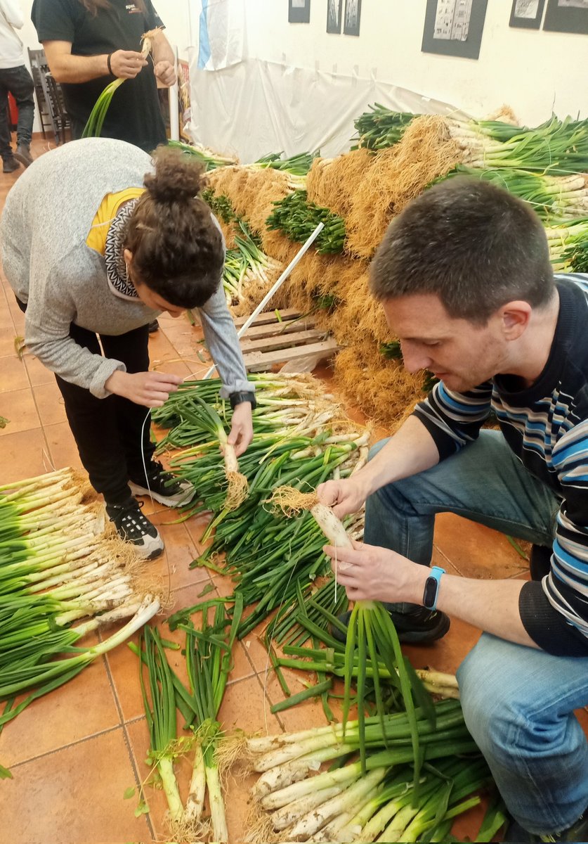 Anonima_Clot's tweet photo. Com cada dijous trobareu l'Anònima oberta a partir de les 19 h. I a més avui arriben els calçots per la #12CalçotadaClot. Passeu a fer-hi un beure i a donar un cop de mà! 🍻 #FemBarri https://t.co/89Fz3WOhg4