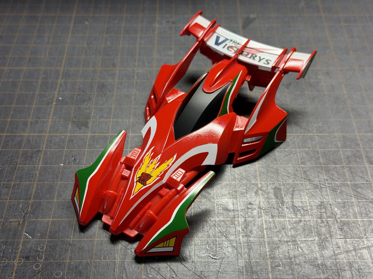 mini4wd_Q's tweet image. ブリッツァーソニックの塗り分けが完了しました。
どちらもTRFビクトリーズ仕様ですが、ノーマル版と歴代カラー版にしています。
これからクリア塗装に入り、その後フロントダンパー部分を仕上げます。
#mini4wd #ミニ四駆