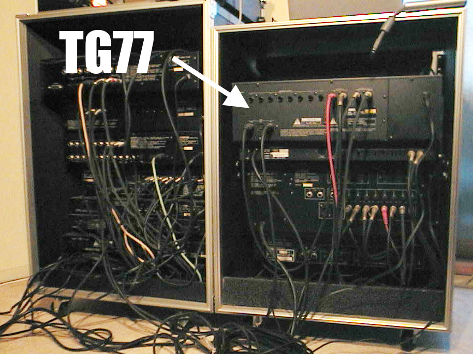 Ken_X68k's tweet image. TG77一番使ってた時ってもう30年以上前なのか・・汗
当時のTG77がラックに入ってた時の部屋の写真📸
ハモンドXB-2を買った後っぽいので、1998年頃かな？
TG77の奥行き。。。😅
#YAHAMA #TG77 #MIDI