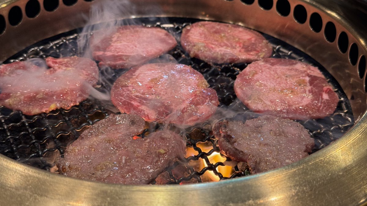 Tesken88's tweet photo. 中学からの同級生が集まって、
おいしい焼肉🔥を食べて、
当時と変わらず麻雀をうってる

とりあえず最高でしょ。

というか、
黒霧1.8Lパックをストレートで飲みながら🀄️打ってるやつに負けてる…😓 https://t.co/yYPnI7Bhqj