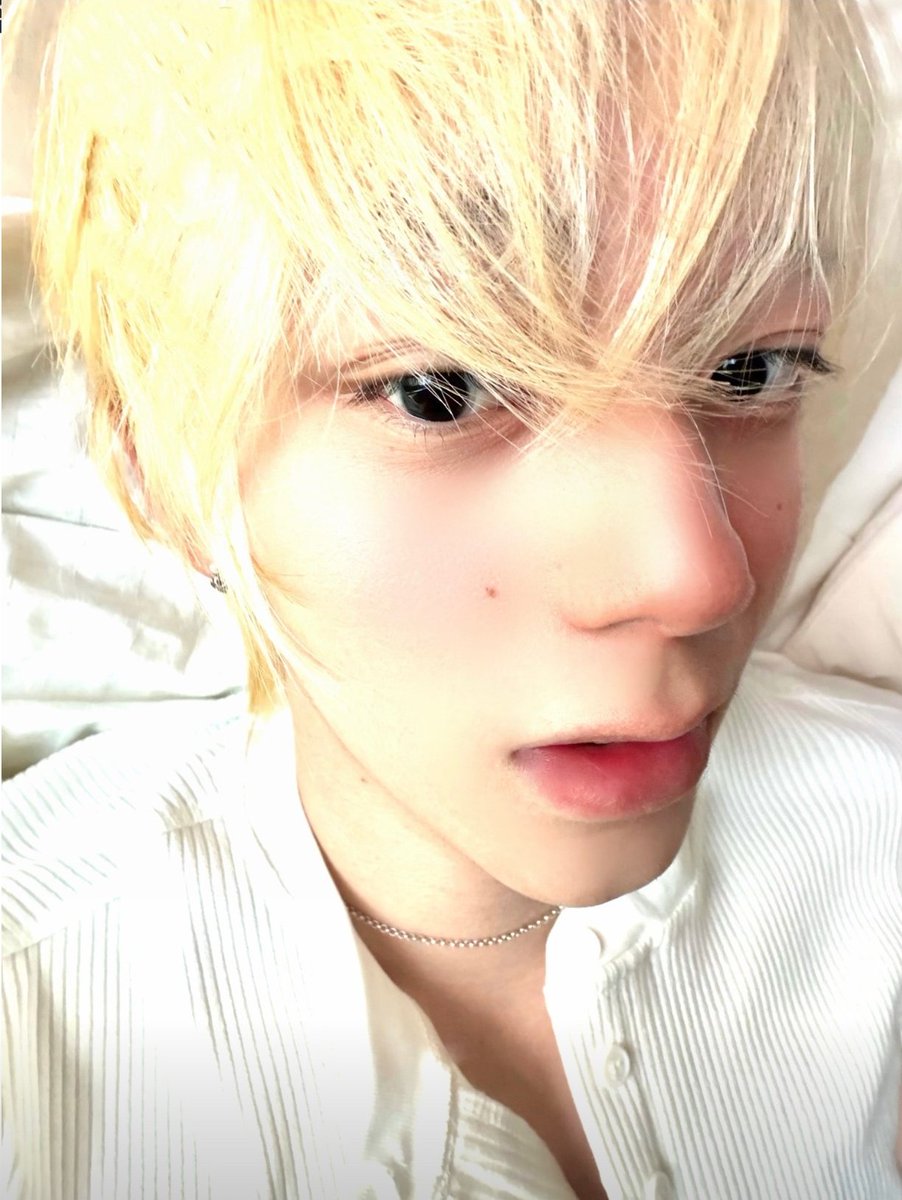 ahofbase's tweet image. [🔔] 260312 AHOF WEVERSE OFFICIAL Update with #CHIHEN (1/2)

"👋"

#즈언 
#AHOF #아홉
@AHOF_official