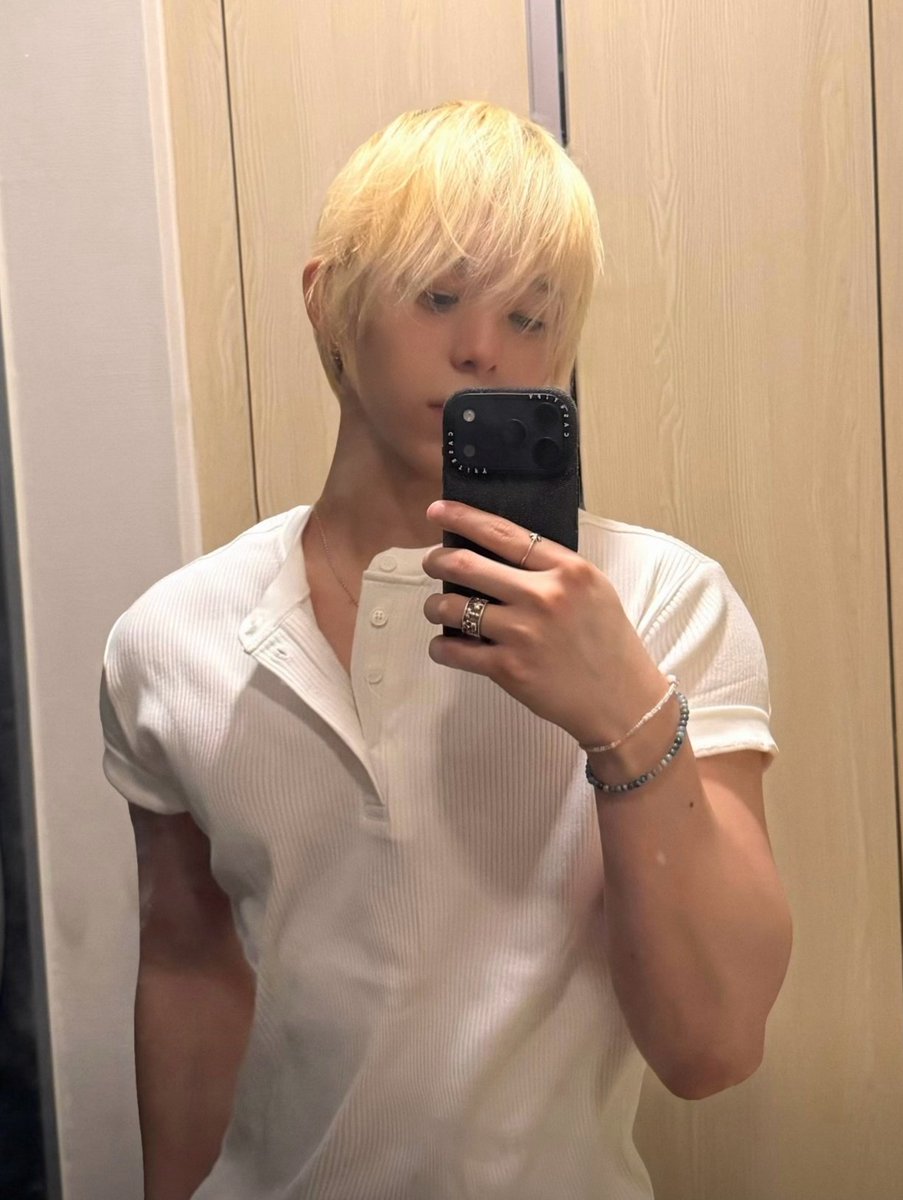 ahofbase's tweet image. [🔔] 260312 AHOF WEVERSE OFFICIAL Update with #CHIHEN (1/2)

"👋"

#즈언 
#AHOF #아홉
@AHOF_official