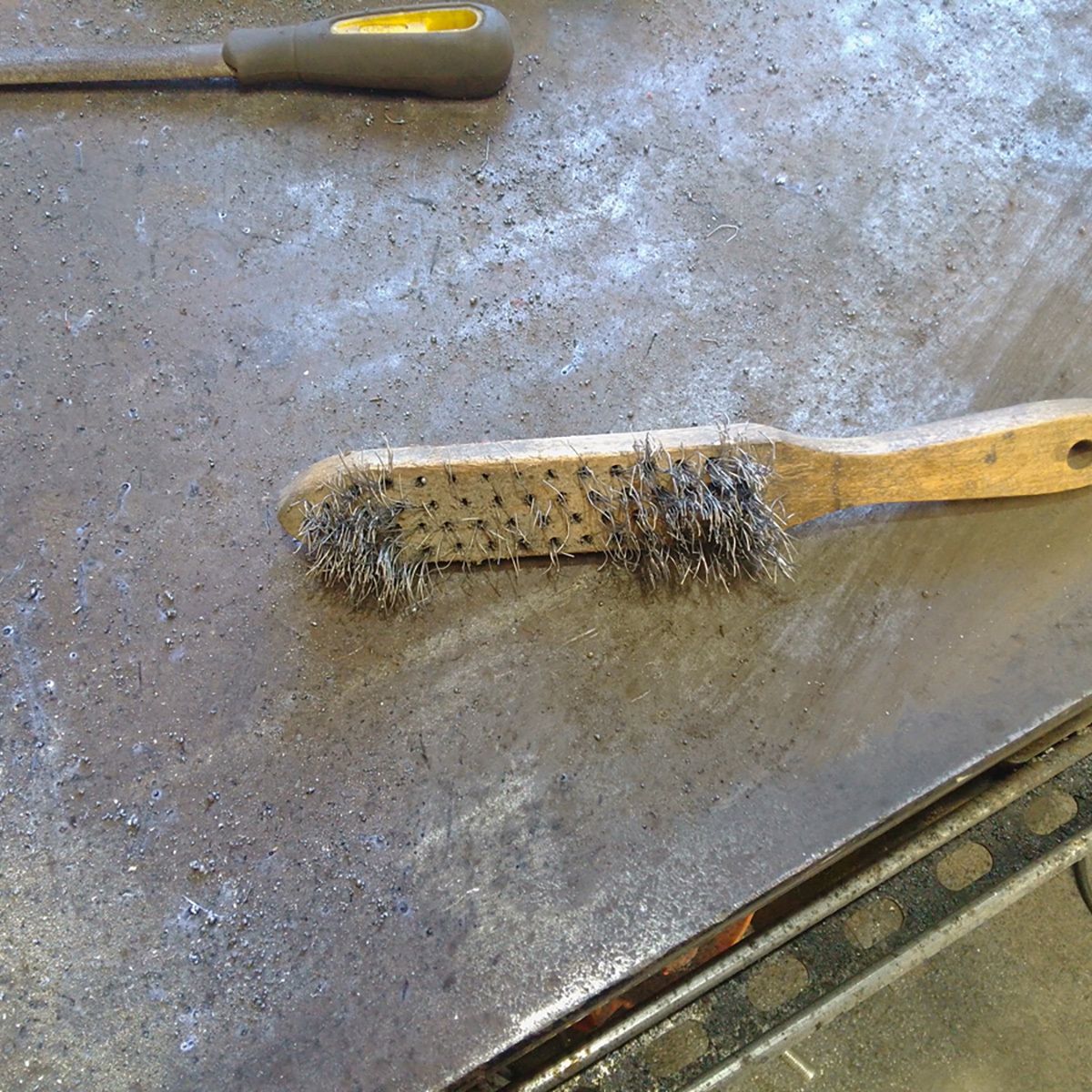 BeesBishops's tweet photo. End of the road for this wire brush.

It’s spent its life cleaning welds and prepping steel hive roofs before spraying. After a lot of roofs, it’s finally worn down to nothing.

Sometimes the smallest tools do the most work. https://t.co/qZUddt5jP9