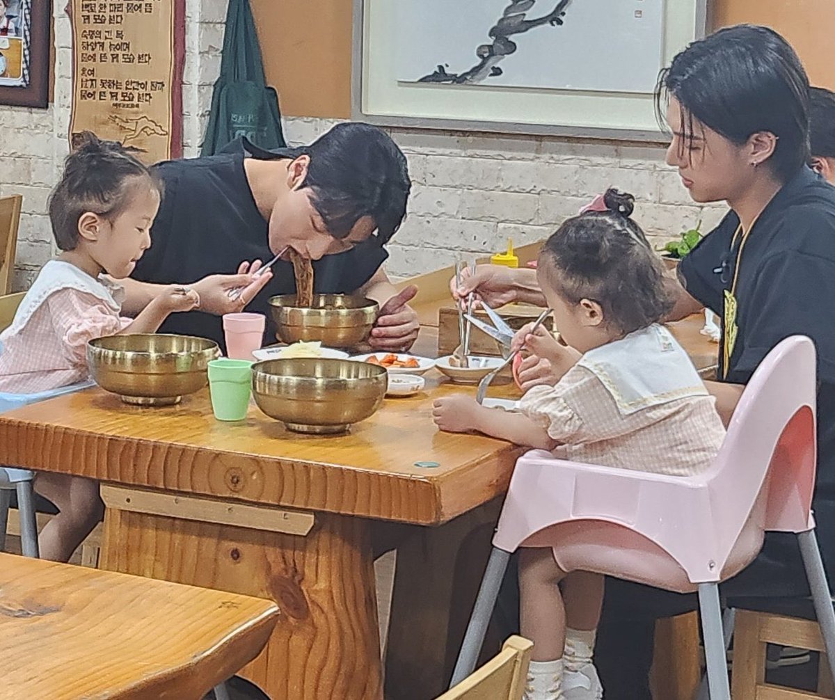 everytime non-atinys see this photo they think it’s san with a wife and kids… close enough!!