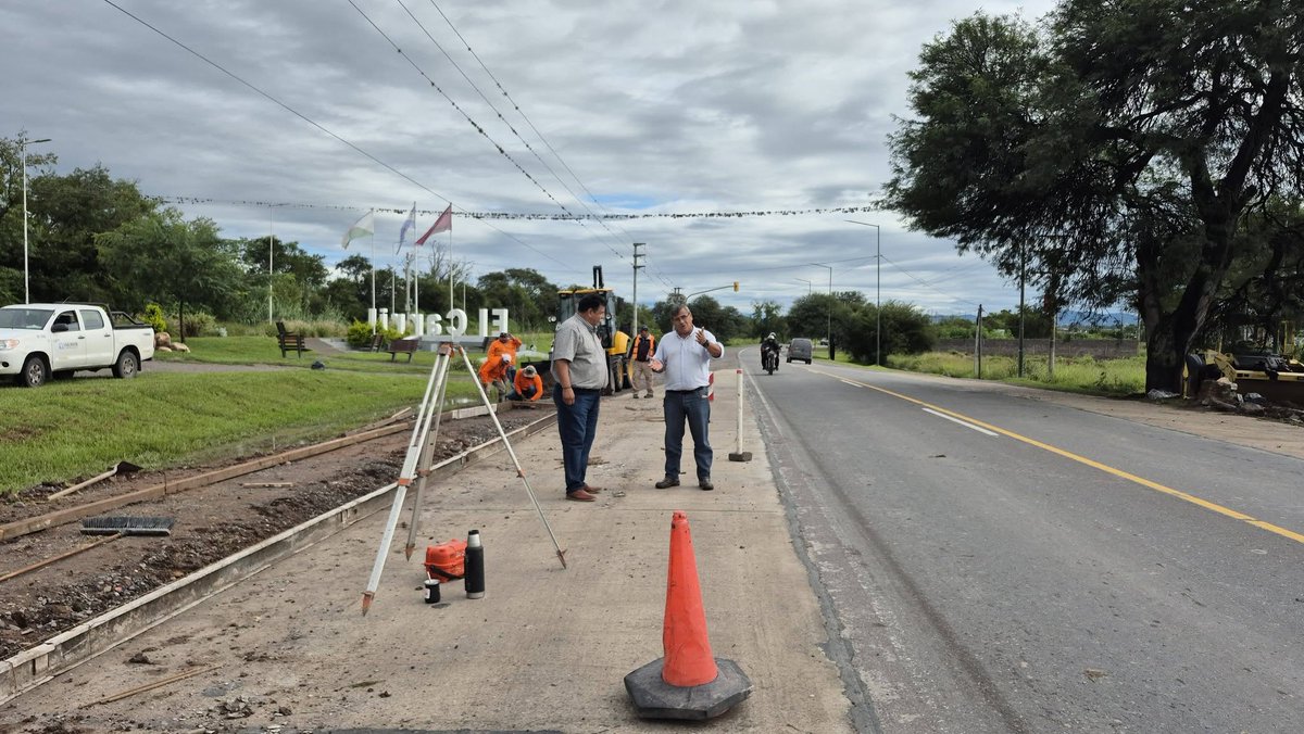 Trabajadores de Vialidad Nacional comenzaron a realizar las bases para la instalación de los paradores sobre las dársenas que se encuentran en el acceso norte del municipio. #ElCarril
+info el elcarril.com.ar