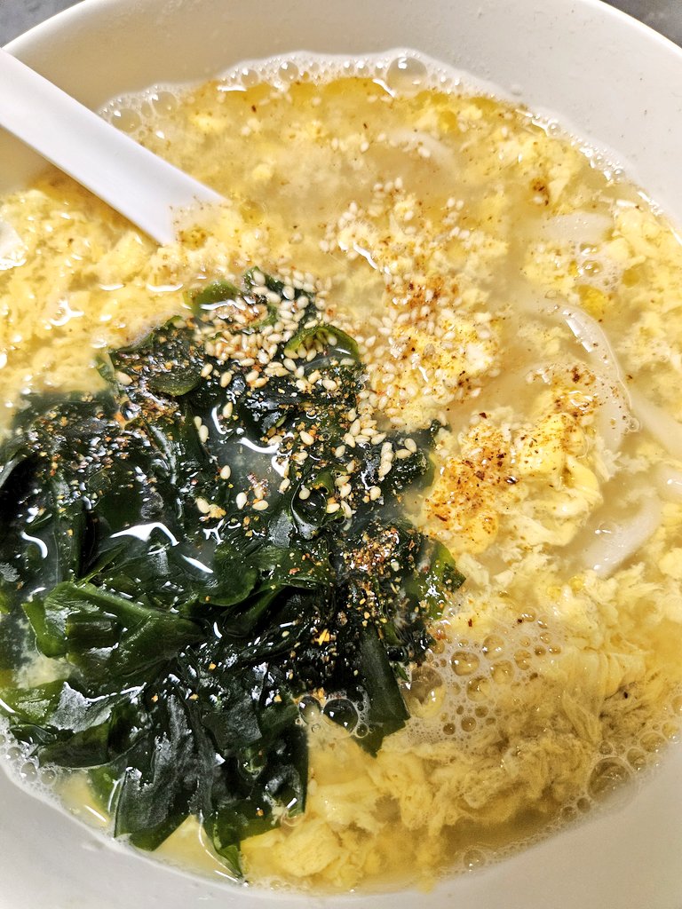 寒い日が続いてますね😭

そんな日にはうどんが食べたくなる！！

かき玉とワカメトッピングですが、
黒酢と胡麻油で酸辣湯味に🎵

身体ポカポカです！