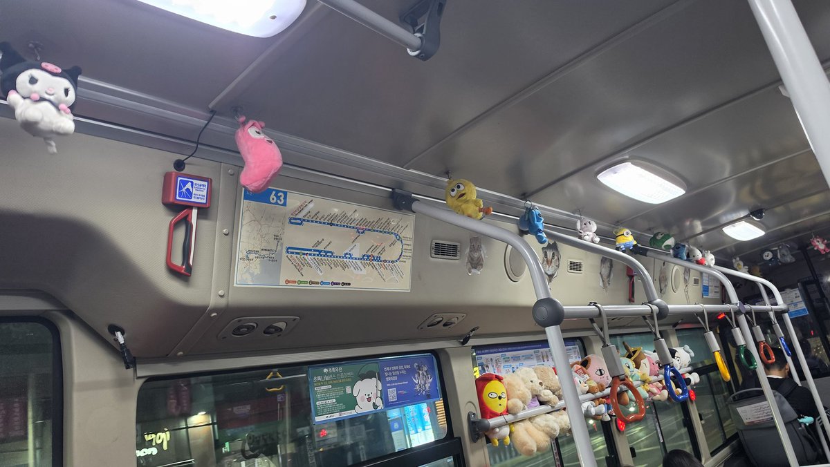 ㅋㅋㅋㅋㅋㅋㅋㅋ버스탔는뎈ㅋㅋㅋㅋㅋㅋㅋㅋ 반대쪽에도 인형 다있어ㅋㅋㅋㅋㅋㅋ 아웃곀ㅋㅋㅋㅋㅋㅋㅋㅋ