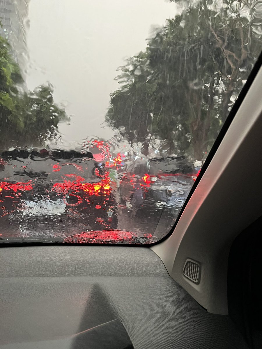 Letshug88's tweet photo. Gileee tiba2 aja Sby timur hujan Untung udah deket rumah.. Mana ujannya gede banget lagi🥲 Kan jadi pengen Cuddle kalo hujan2 gini #gaysurabaya #gaysby https://t.co/7km9RxtQMz