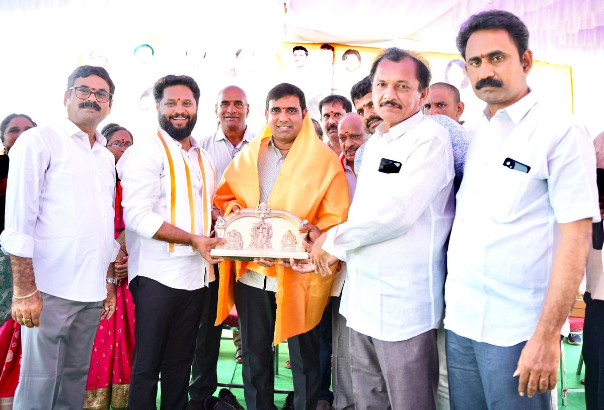 rajumaddipati's tweet image. నిరంతరం కృషి చేస్తూనే ఉంటాం.

మద్దిపాటి వెంకట రాజు 
గోపాలపురం శాసనసభ్యులు 

#Gopalapuram #Devarapalli #HealthcareDevelopment #MaddipatiVenkataRaju