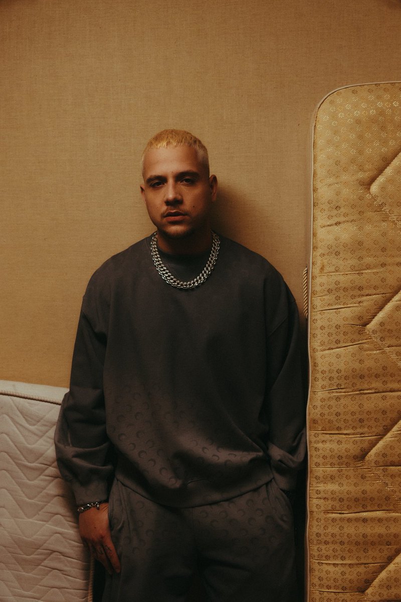 Kulturlesite_'s tweet photo. Cet homme sort son nouvel album ce soir à minuit. https://t.co/uBPXikbRQe