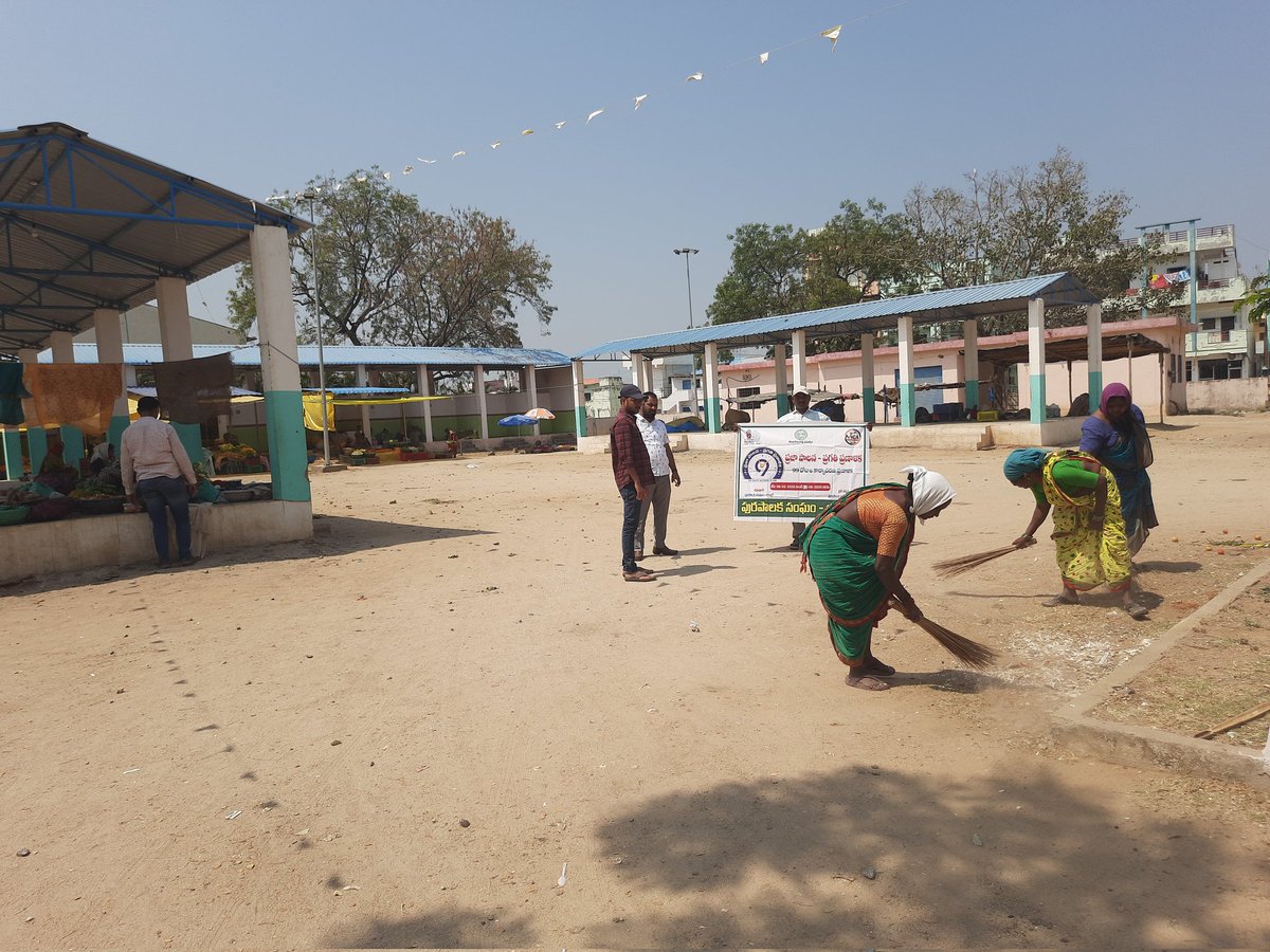 MC_Armur's tweet photo. As a part of Prajapalana Pragathi Pranalika 99 days action plan Cleanliness drive conducted at Rythu Bajar in Armoor Municipality #PrajaPalanaPragatiPranalika99daysactionplan
#swachhsurvekshan2025
#TelanganaRising2047 @SwachhBharat @MoHUA_India @tksreedevi  @RoopaMishra77 https://t.co/ablk46Elrj