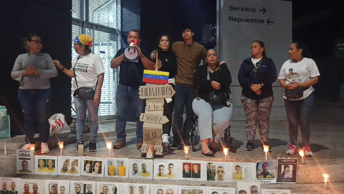 eldiario's tweet photo. #12Mar | Familiares de presos políticos cumplieron 63 días de vigilias el #11Mar frente a El Helicoide (Caracas) y El Rodeo I (Miranda) para exigir la liberación de sus seres queridos.
“Desde el #8Ene los familiares no han abandonado las adyacencias del centro de detención. Afirman que no dejarán de orar hasta que sean todos. ¡Libertad y justicia para todos!”, escribió el Comité por la Libertad de los Presos Políticos (@clippve) en X.