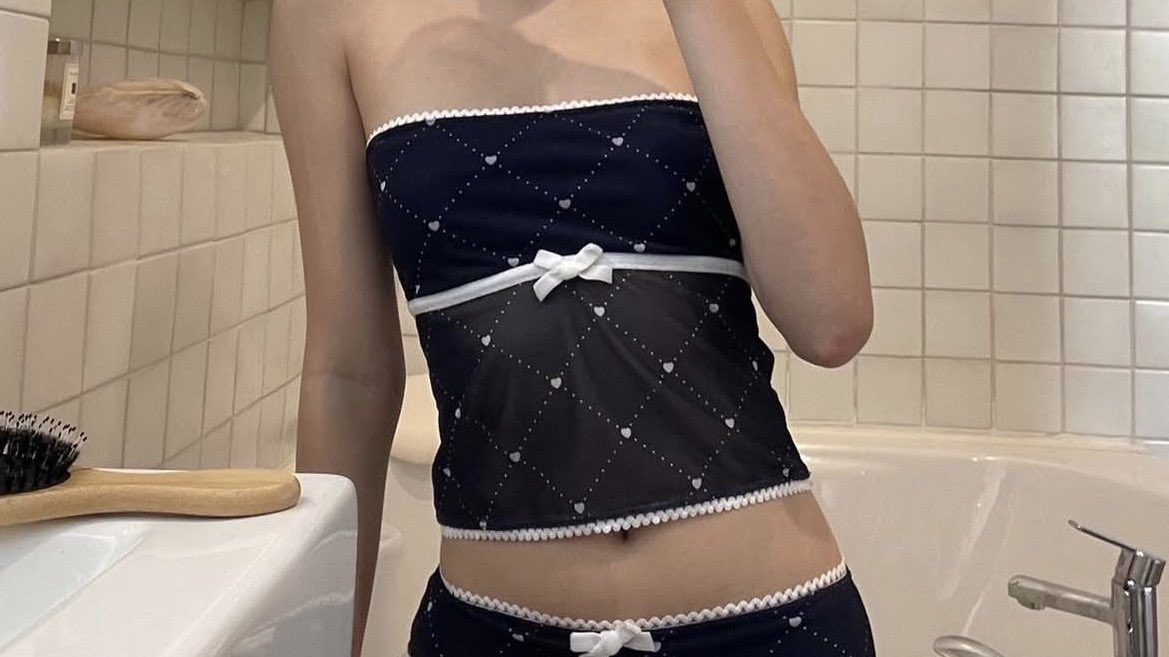 แบรนด์ชุดว่ายน้ำที่ชอบที่สุดยกให้แบรนด์ ronnie เลย คัตติ้งดีมากจากใจคนมีสามชุดแล้วว🤏🏻 ใส่แล้วไม่โป๊ ดีไซน์น่ารักมากด้วยย ใครมีแพลนเที่ยวแนะนำๆๆ🐰🎀💭