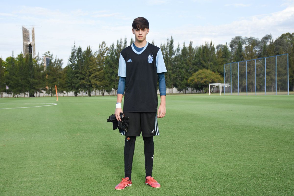 ClubTalleresOk's tweet image. ⚽️ | Juveniles del #SemilleroAlbirrojo❤️en el predio #LionelMessi 🫶

Los futbolistas Bruno Aguirre (Belizán),Jonás Pogliano y Alan Green de las divisiones inferiores del C.A.Talleres, forman parte de los entrenamientos  de la Selección Argentina Sub 20 del ascenso.