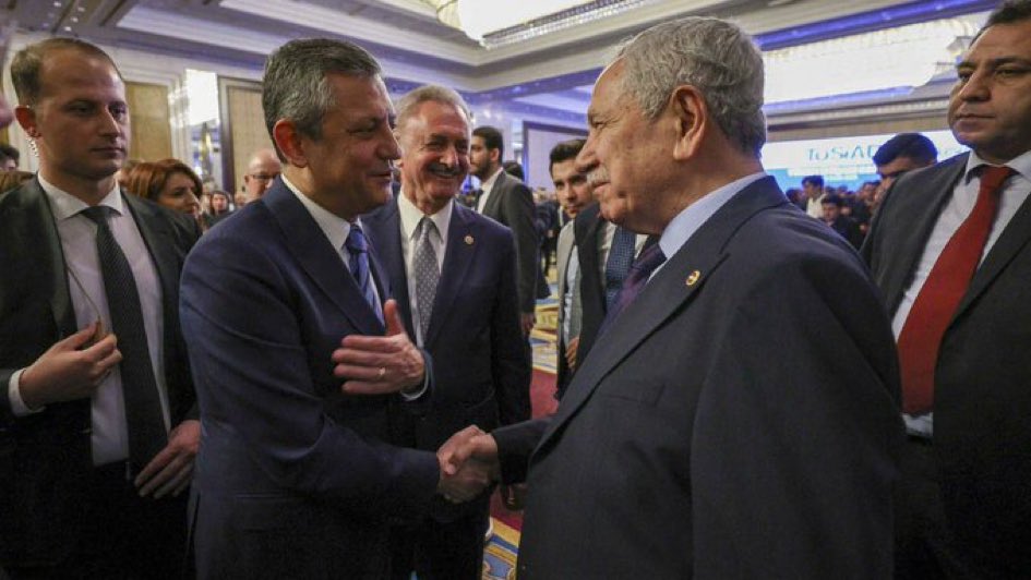Özgür özel parti içi meseleleri kendi kurmayları yerine kahramanıyla görüştü .