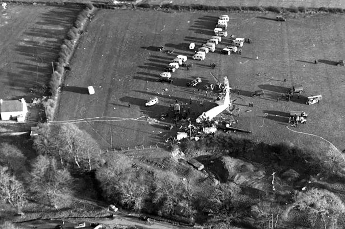 USAS_WW1's tweet image. #planecrash #disaster #avgeek #RAF: March 12, 1950 Llandow Air Disaster: Overloaded Avro Tudor V "Star Girl" flying Dublin, Ireland to Llandow, Wales arrives too low, noses up, stalls, and crashes. 83 aboard. 80 killed. 3 in back survive. At the time, worst aviation crash ever.💔